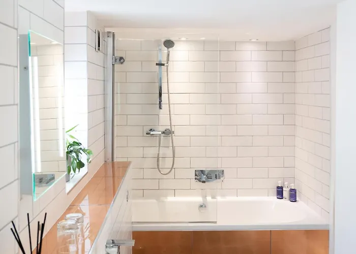 Berkeley Suites, 1 *