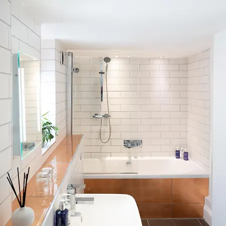 Berkeley Suites, 1 *